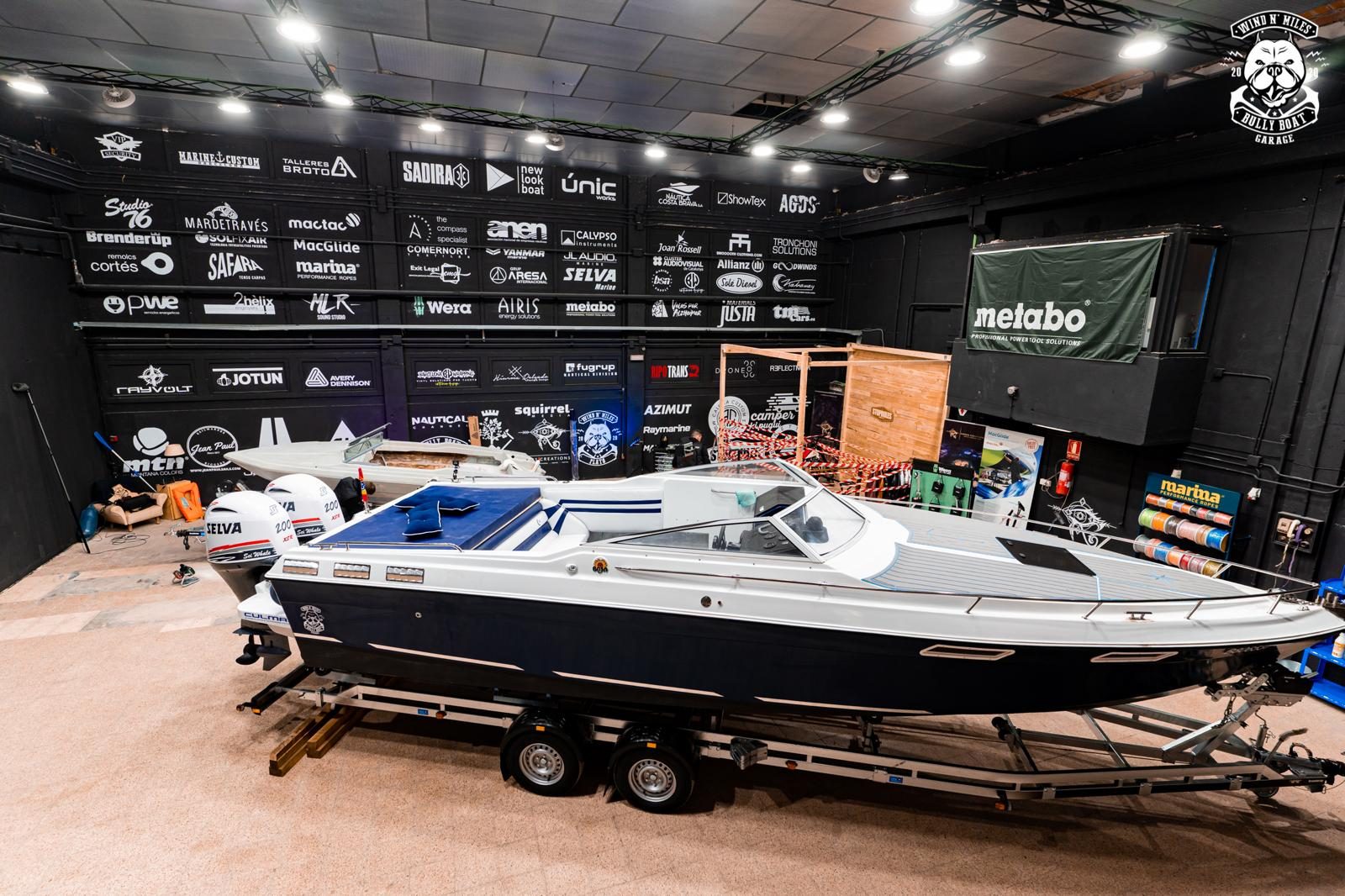 Lancha en el taller de Bully Boat Garage