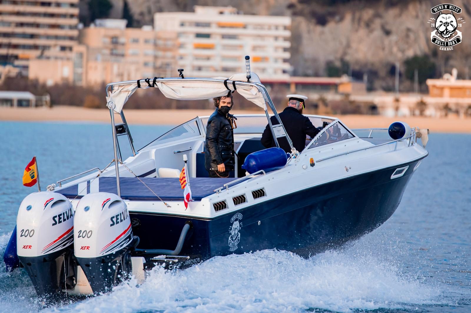 Embarcación navegando junto a la costa